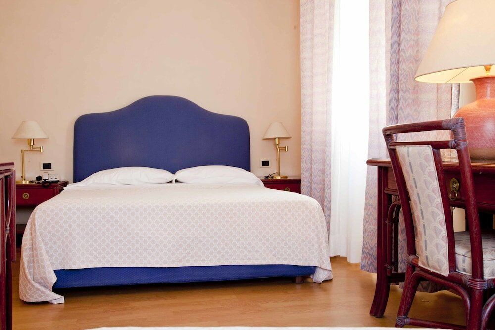 Фото Hotel Jolly