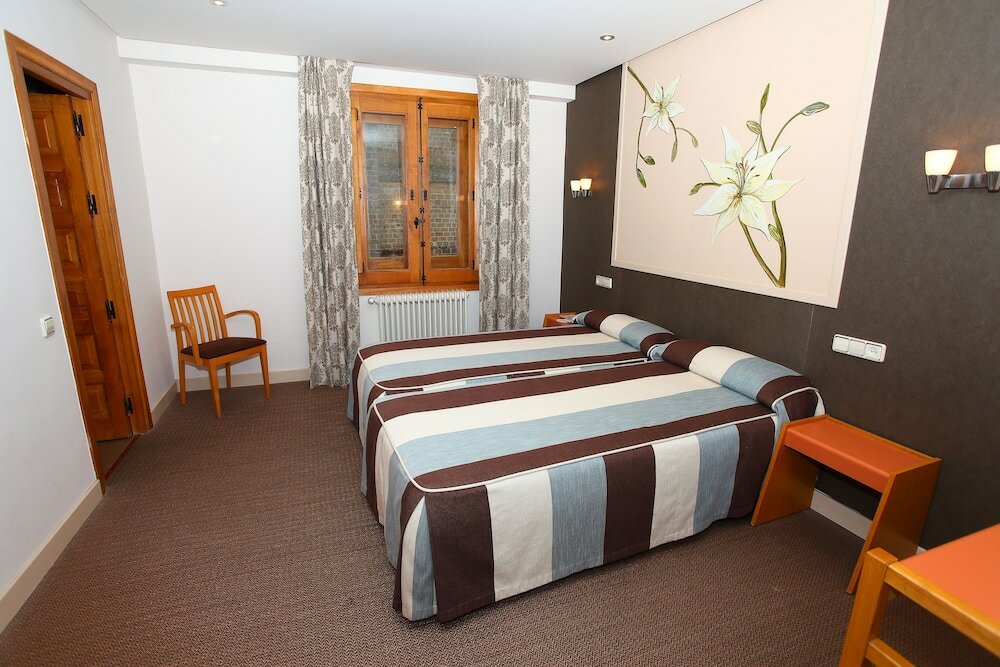 Фото Hotel Monasterio de Leyre