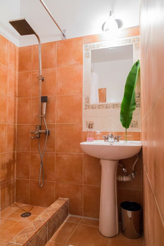 Фото Renovated Apt. Walk to Marley Museum