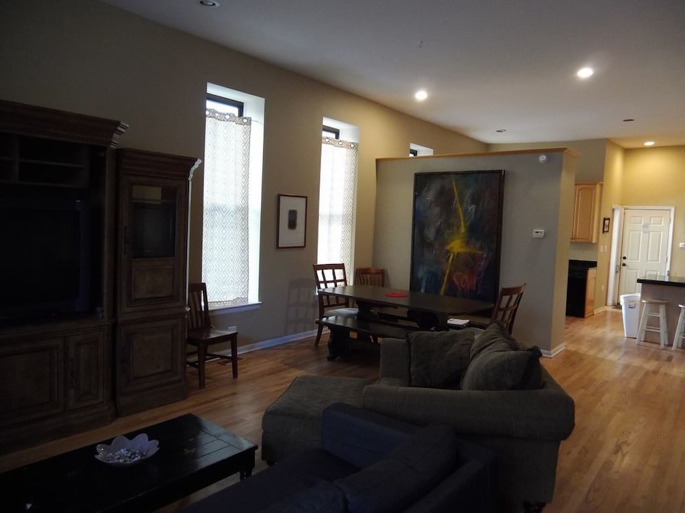 Фото Bucktown, Urban Luxury and Convenience, Near L Train Stop at Western