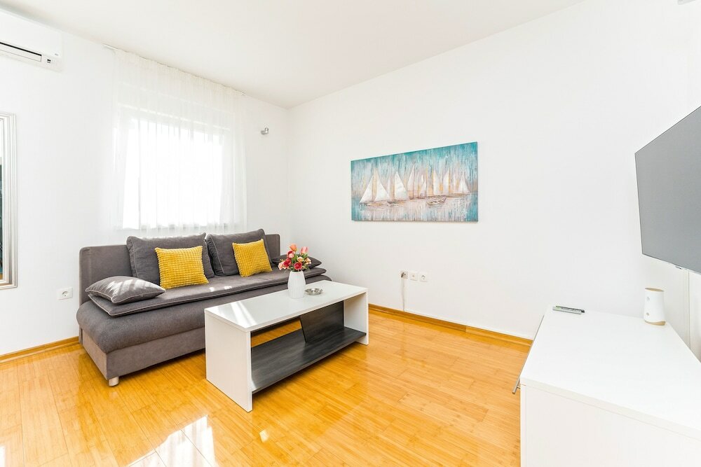 Фото Summer Breeze Apartments