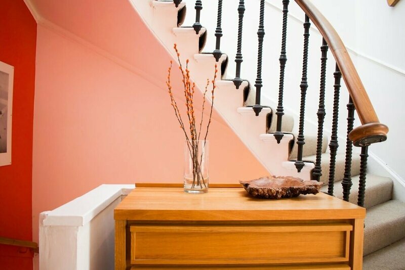 Гостиница Stylish Four Bedroom Stockbridge Home в Эдинбурге