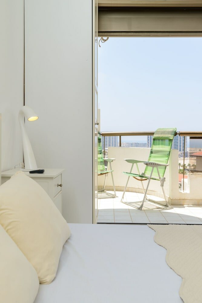 Фото 3br Apt Steps from Sea W Parking