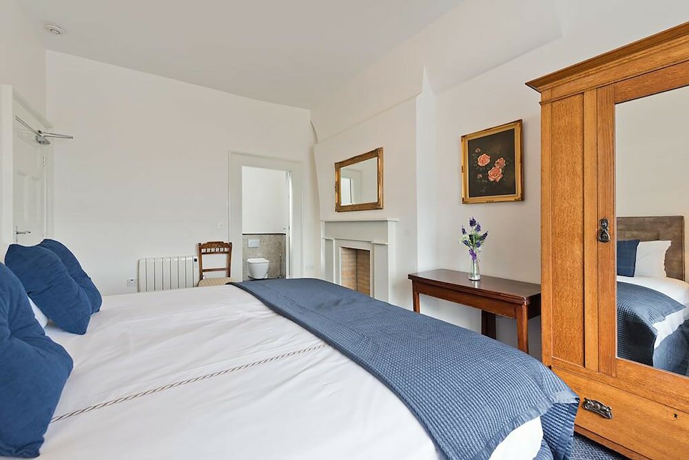 Фото Henrietta Suites City Centre