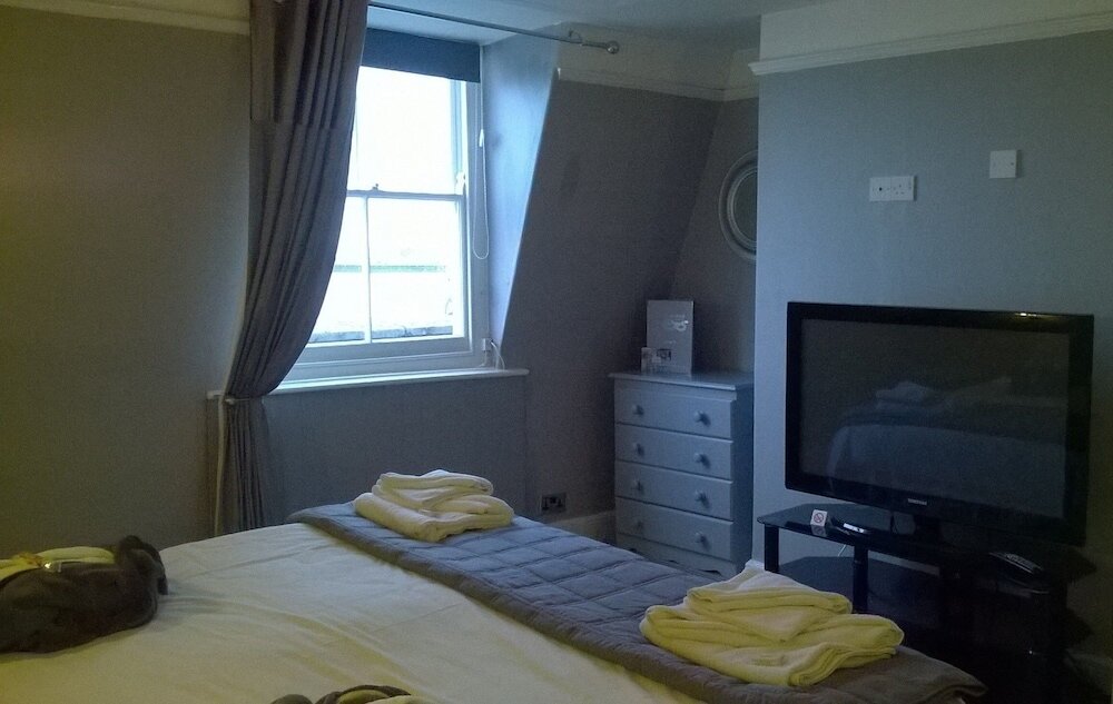 Фото The Leam Hotel