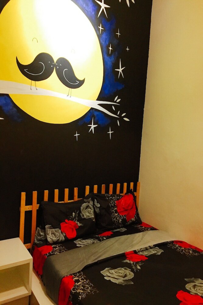 Фото Moustachz Hauze