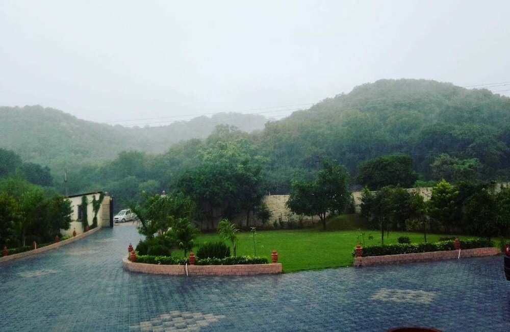 Фото WelcomHeritage Mount Valley Resort, Ranthambore