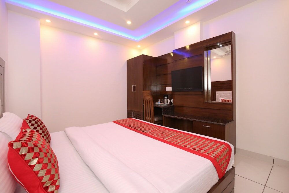 Фото Oyo 9420 Hotel Silver Palm