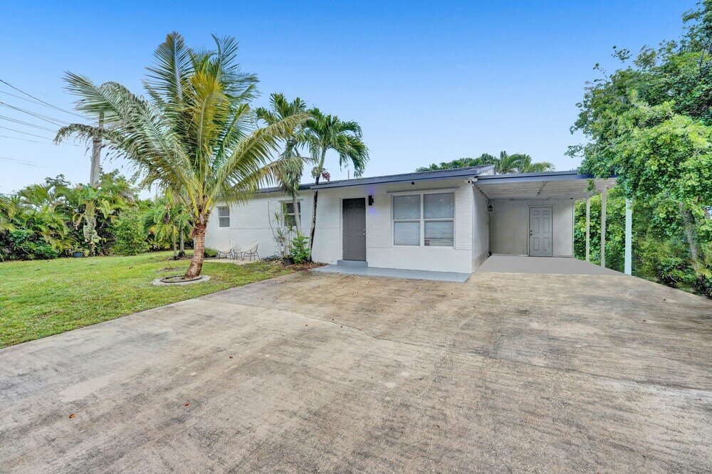 Фото Casa Lago Waterfront Home & Pool Near Hard Rock Casino