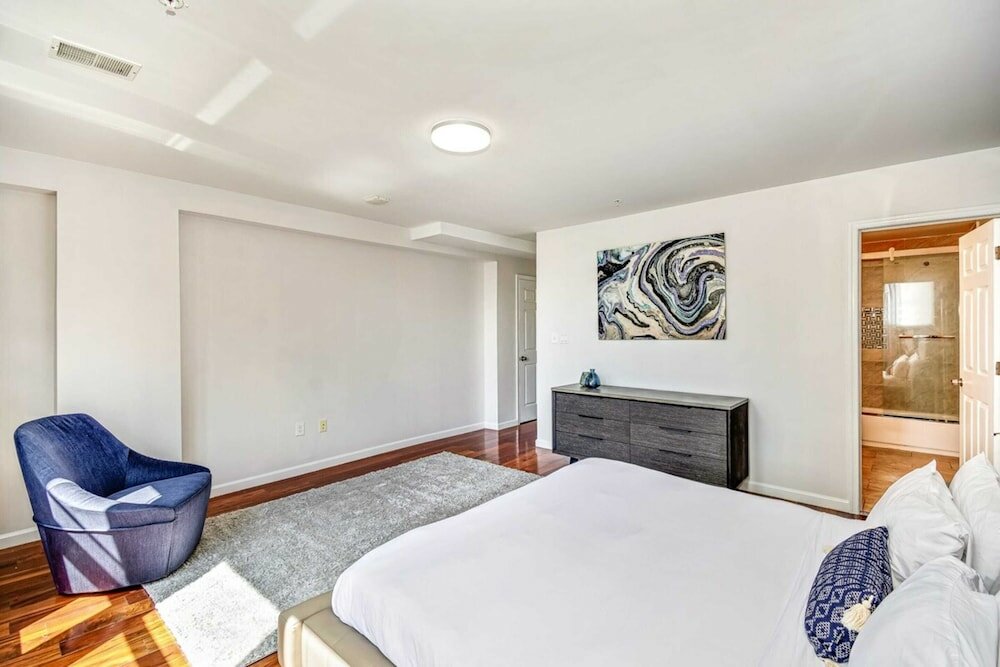 Фото Classic, Modern With a Splash of Glam 2bd Apt