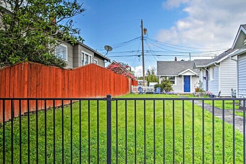 Гостиница Lovely Tacoma Cottage w Fire Pit, Near Dtwn! в Такоме