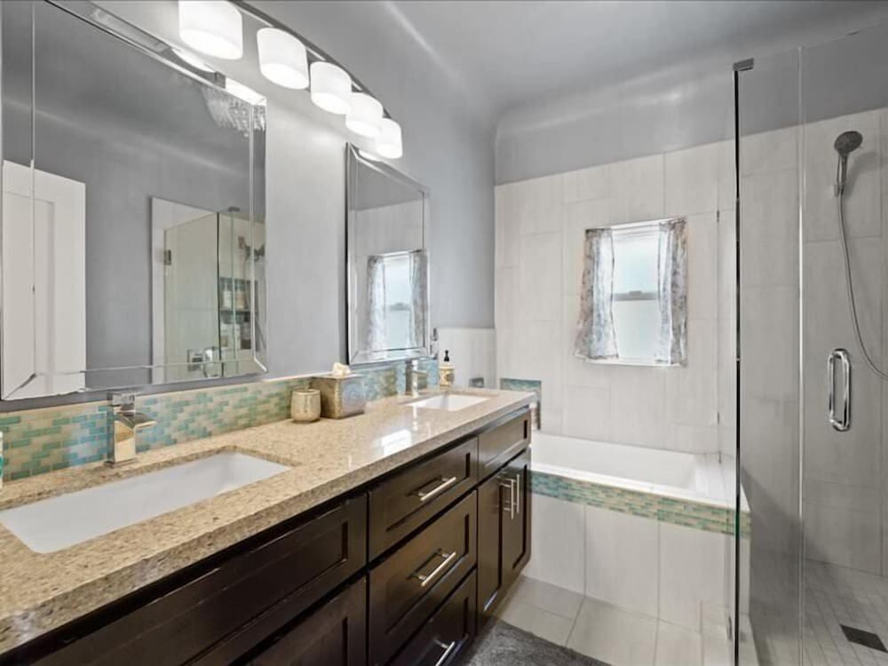 Фото Relax & Getaway - Chic Belmont Shore Duplex