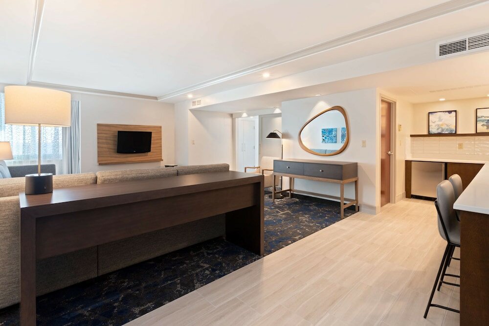 Фото Embassy Suites by Hilton Tampa Usf Near Busch Gardens