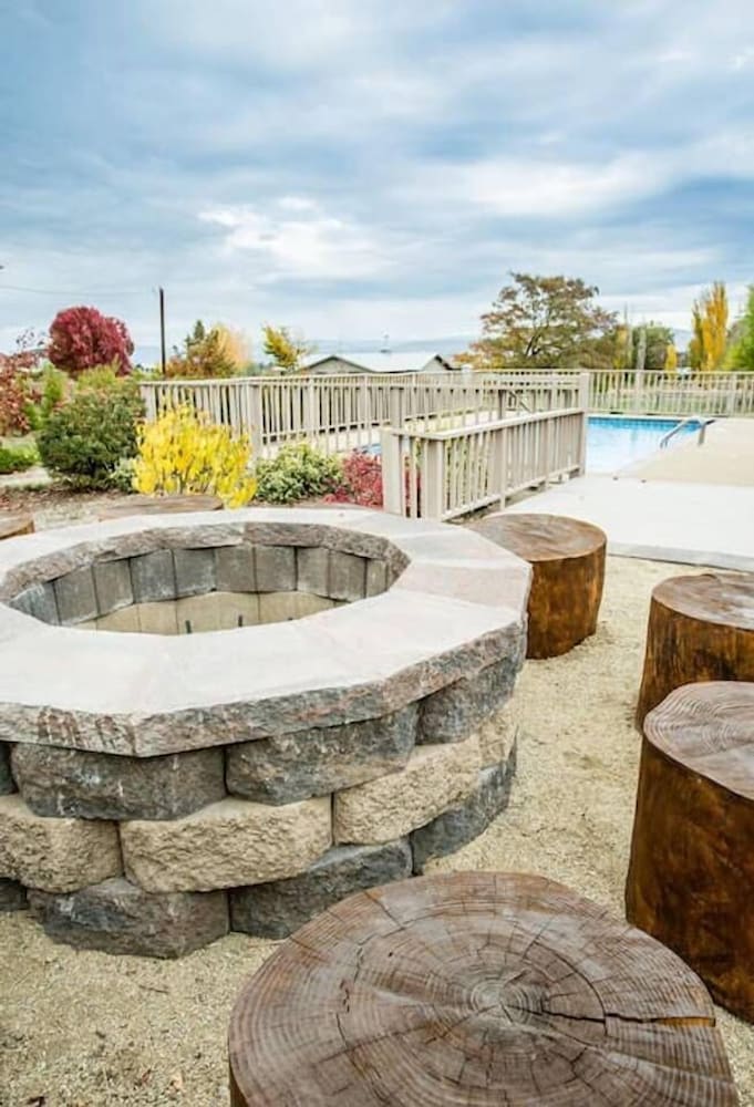 Фото Wine Suite at Rellik House. Winery & Alpaca Farm