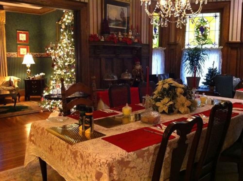 Фото Brass Pineapple Inn