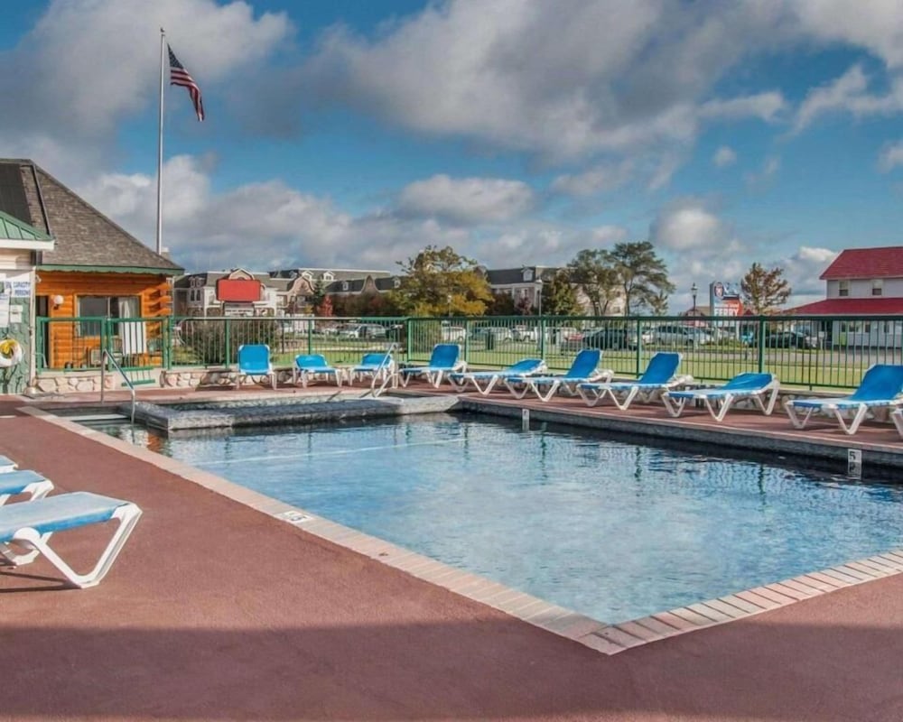 Фото Cabins of Mackinaw