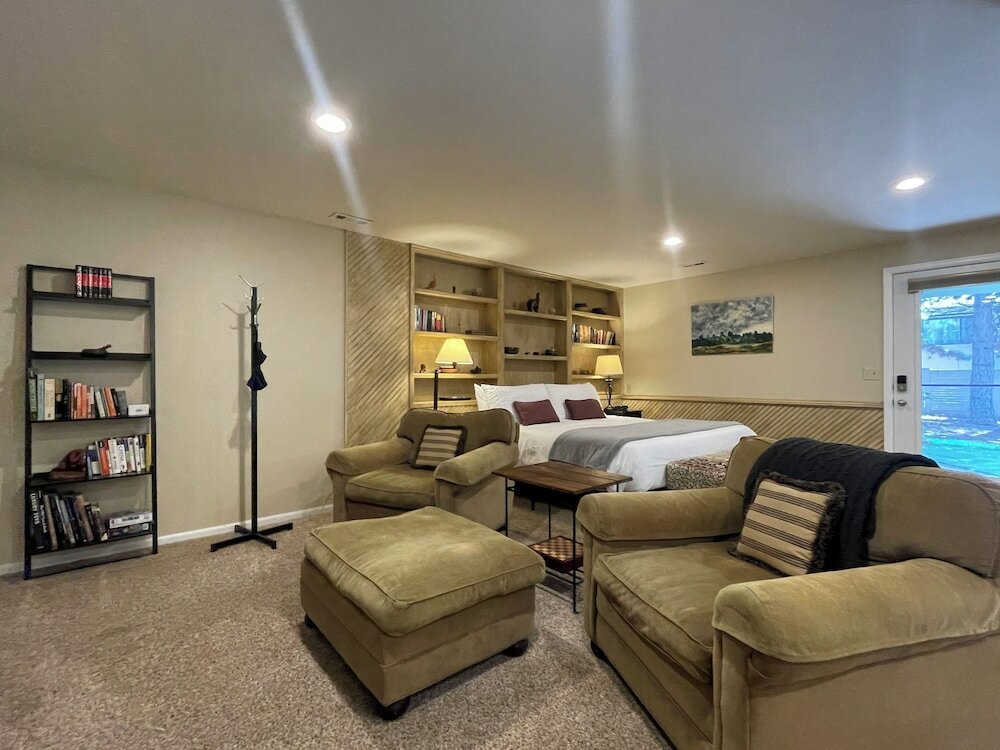 Фото Couples Retreat With Hot Tub, Sauna and Steam Room