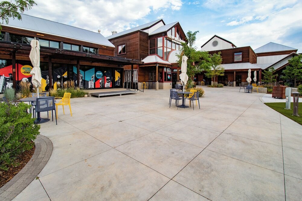 Фото Couples Retreat With Hot Tub, Sauna and Steam Room