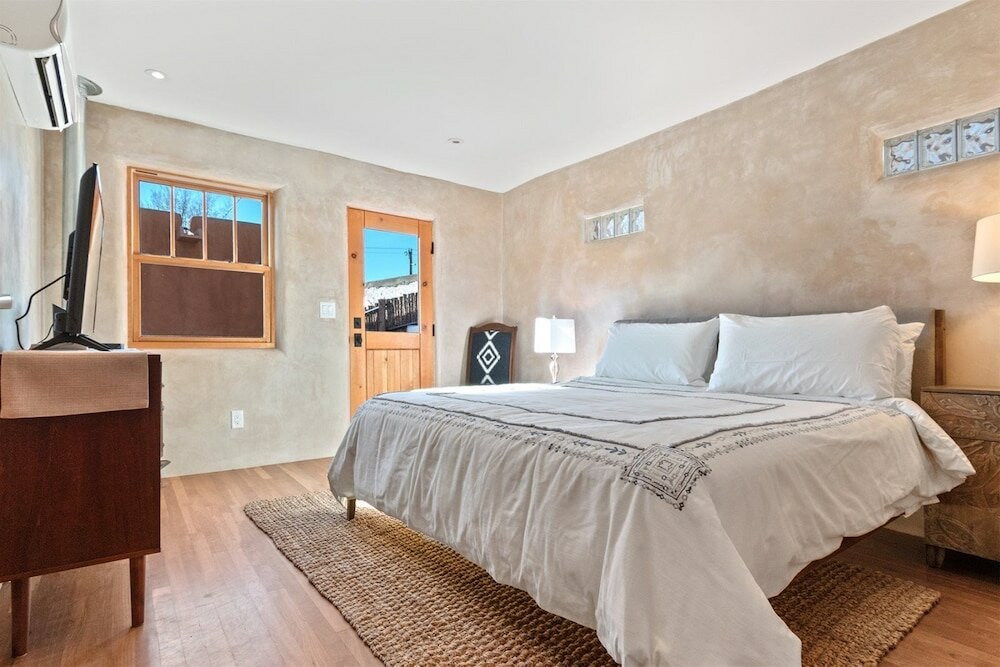 Фото Apricot - Light-filled Modern Update to Historic Home, Walk to The Plaza and Canyon Rd