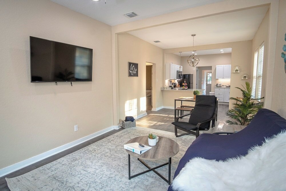 Фото 3br/2ba Remodeled House Near Downtown