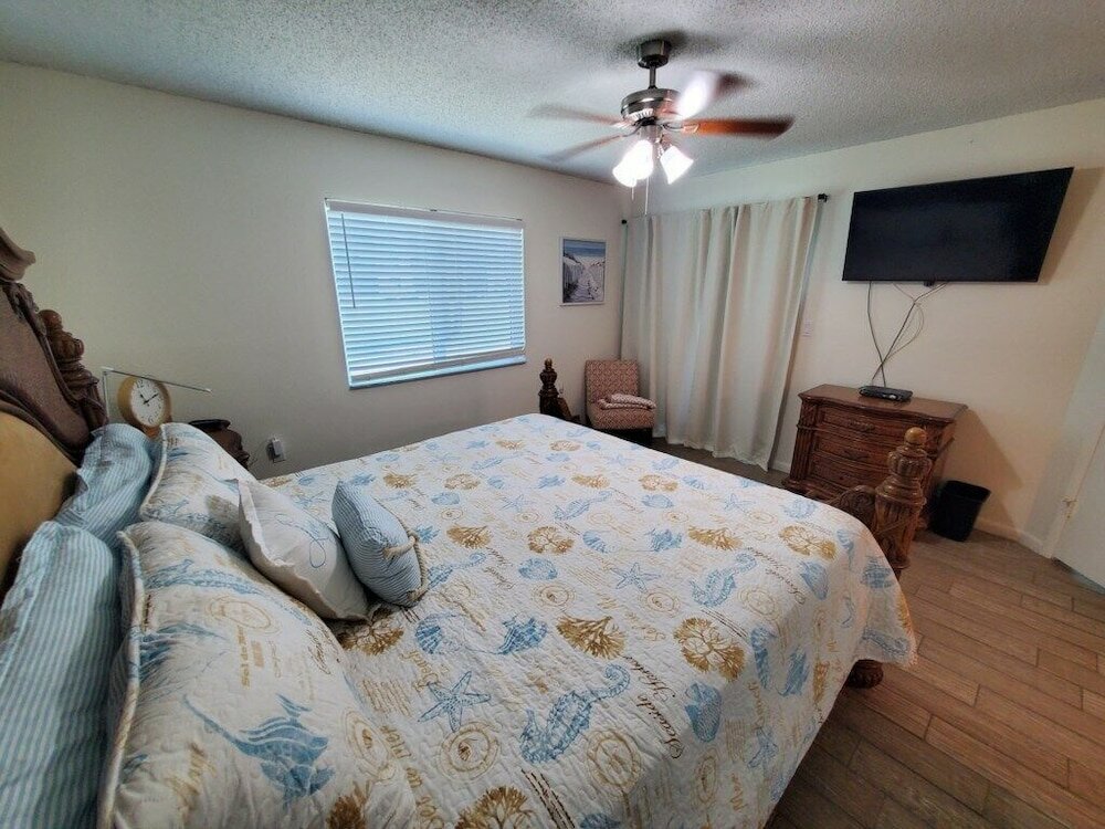 Фото Pet Friendly, 2 Bedroom, 2 Bath - Ocean Village Club P19