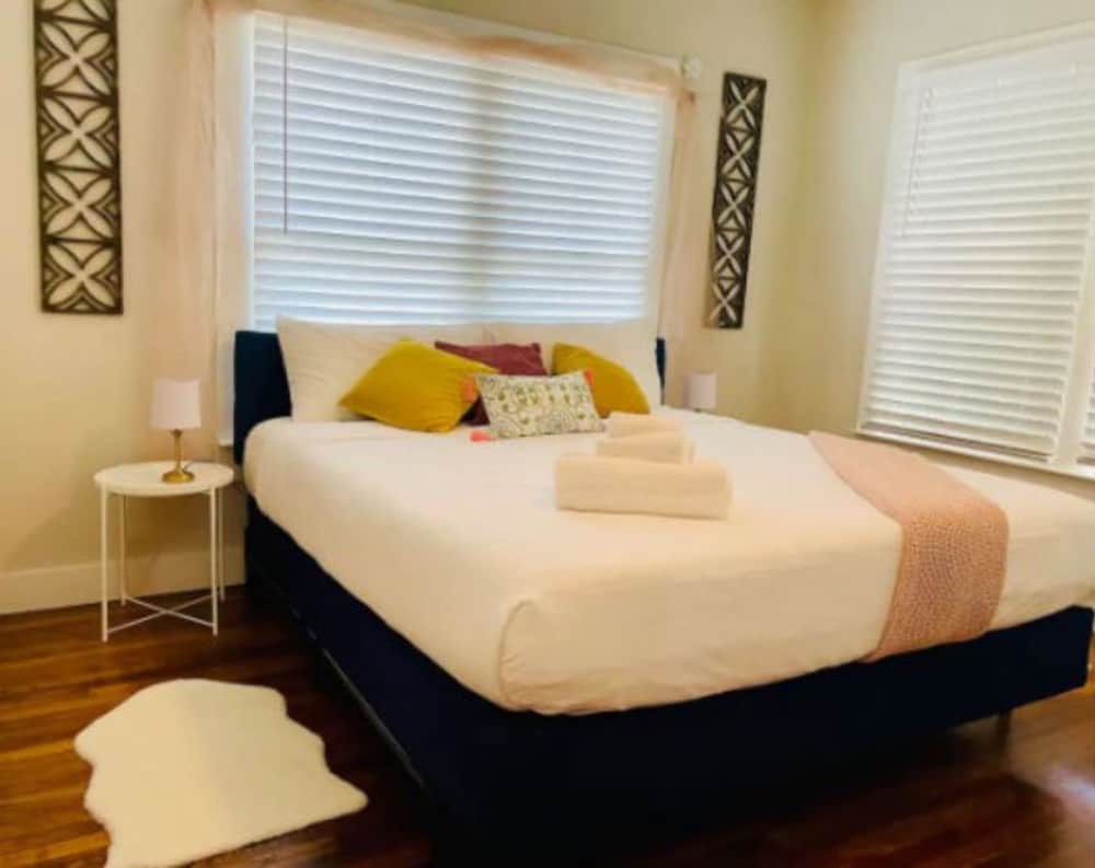 Фото Charming Bungalow Near Historic Downtown