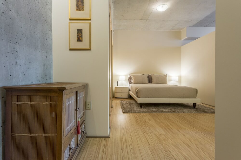 Фото Domicile Suites at Mark on 8th