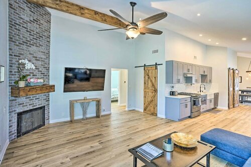Гостиница Sunny Orange County Abode w Fire Pit & Backyard! в Лейк Форест