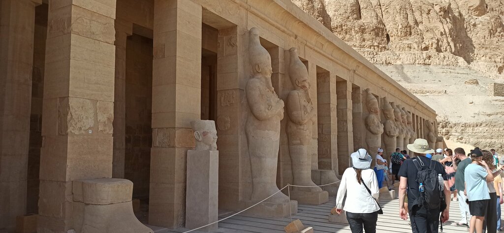 معلم جذب سياحي Заупокойный храм Ментухотепа I ، لوكسور، صورة