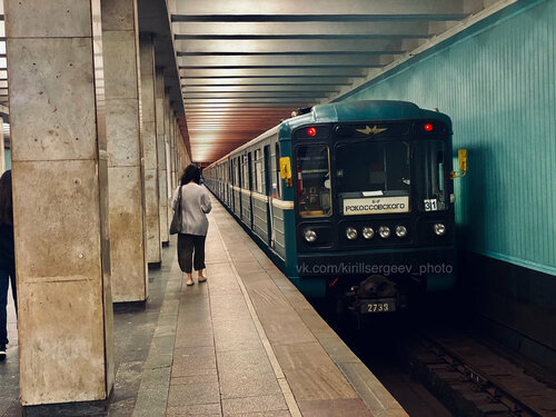 Қысқа юбка мен өкшелі туфли қыздар