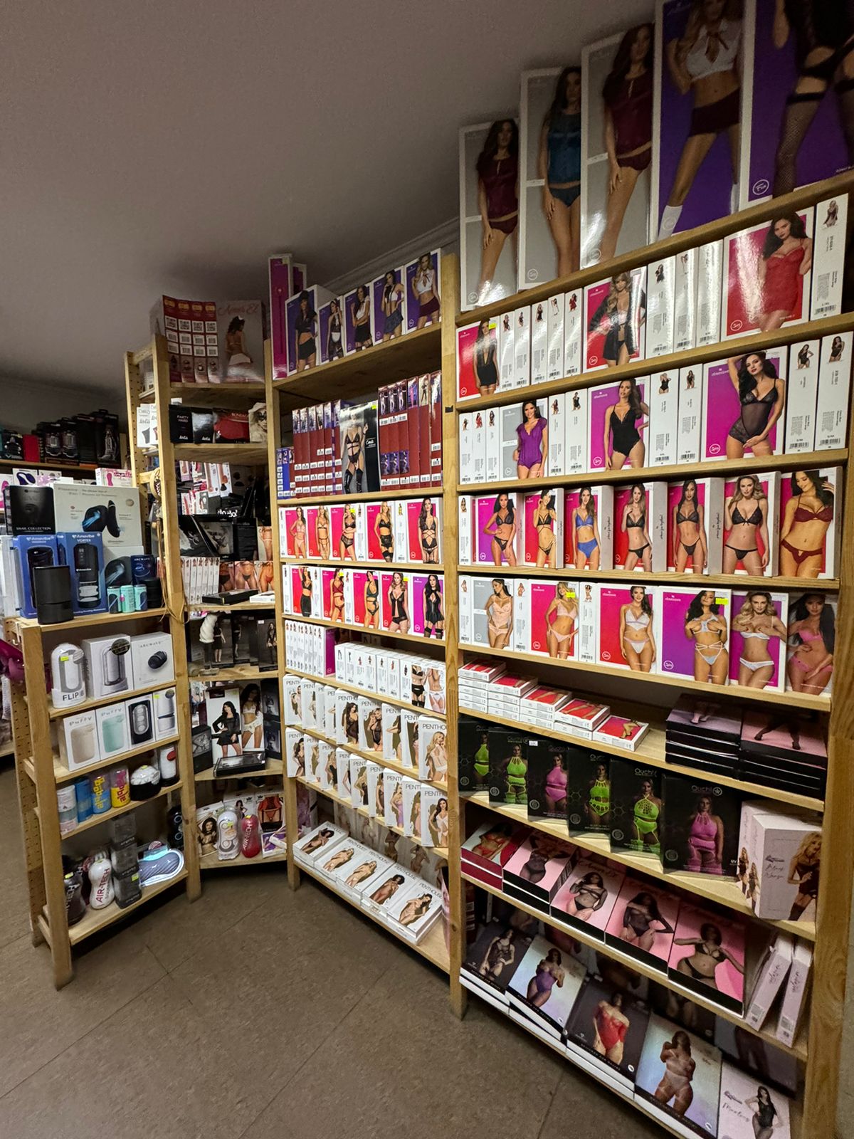 Догги стиліндегі жалаңаш, әдемі қыздың суреті