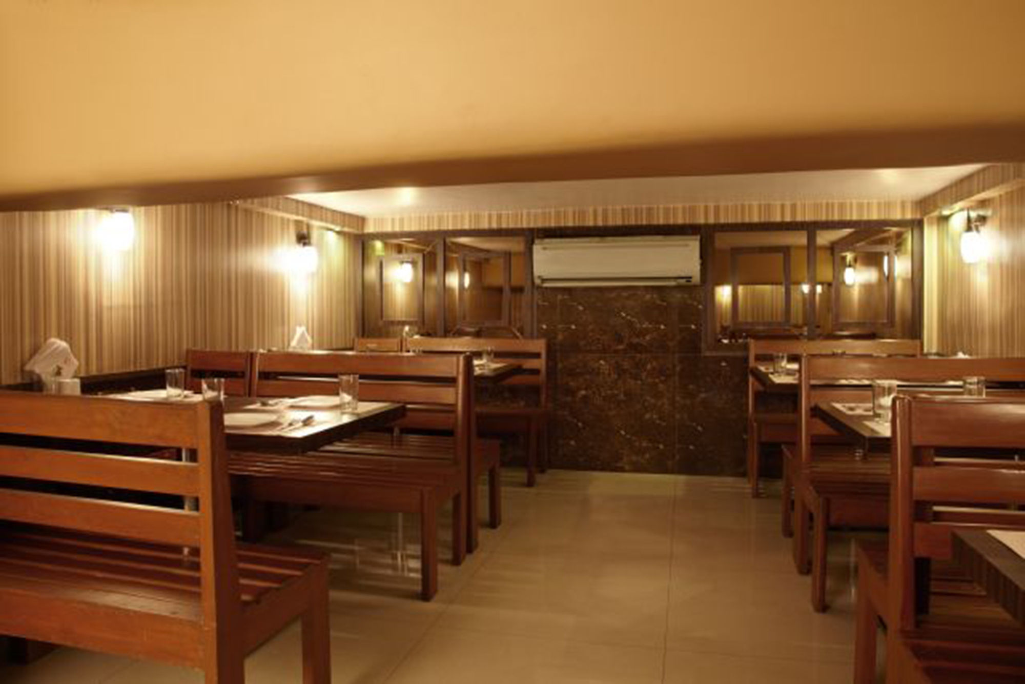 Фото Lucky Hotel Bandra