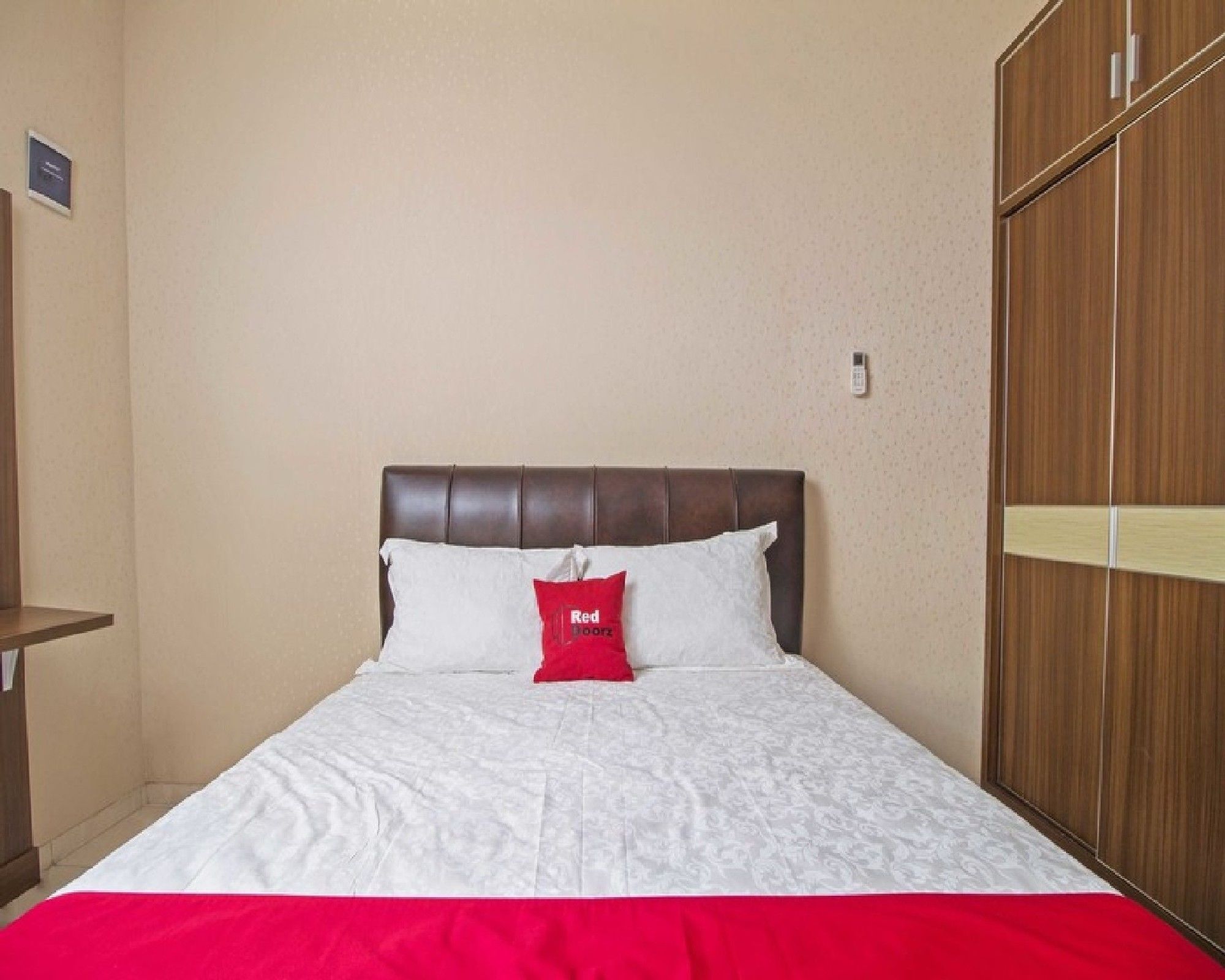 Фото RedDoorz near Mercu Buana University