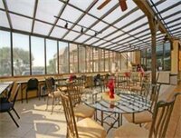 Фото Days Inn & Suites by Wyndham Spokane