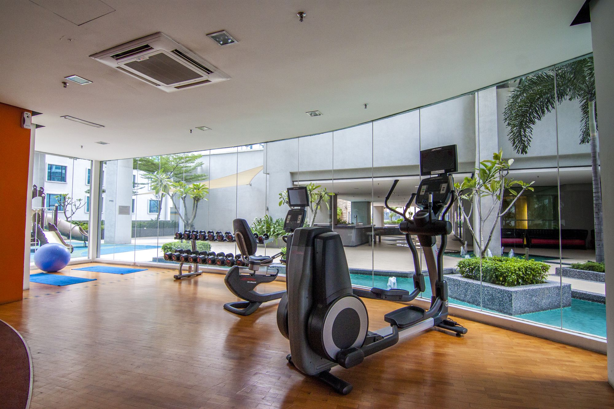 Фото Swiss Garden Residency 1