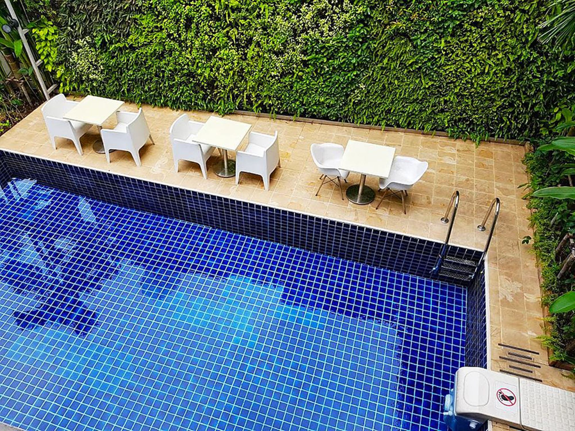 Фото DinsoMon Hotel