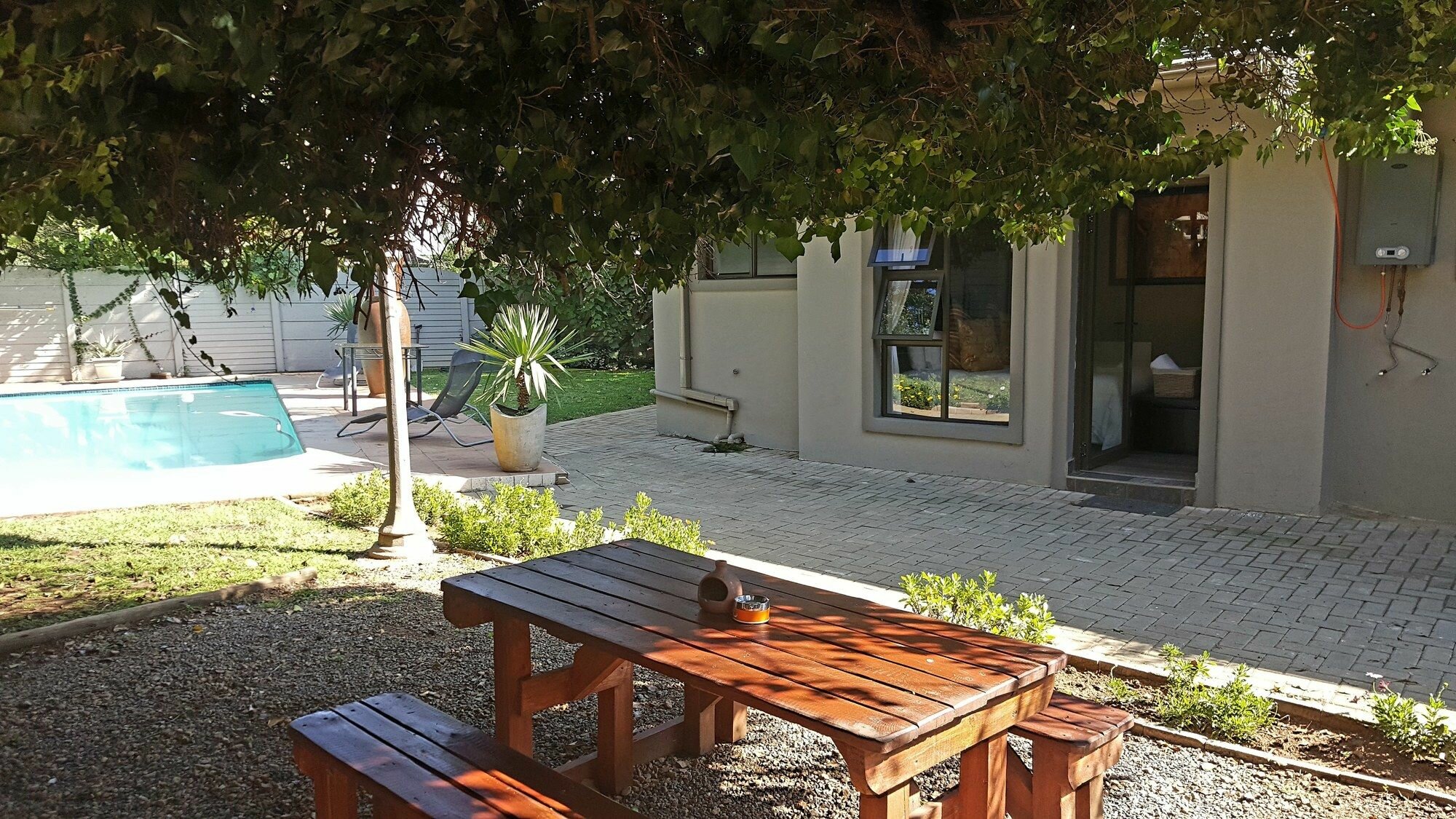 Фото Aerotropolis Guest Lodge