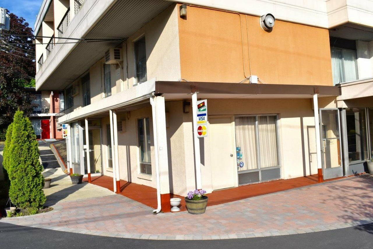 Фото Bridge Views Inn