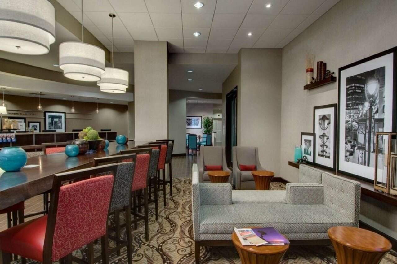Фото Hampton Inn & Suites Milwaukee Downtown
