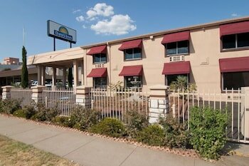 Фото Days Inn by Wyndham Market Center Dallas Love Field