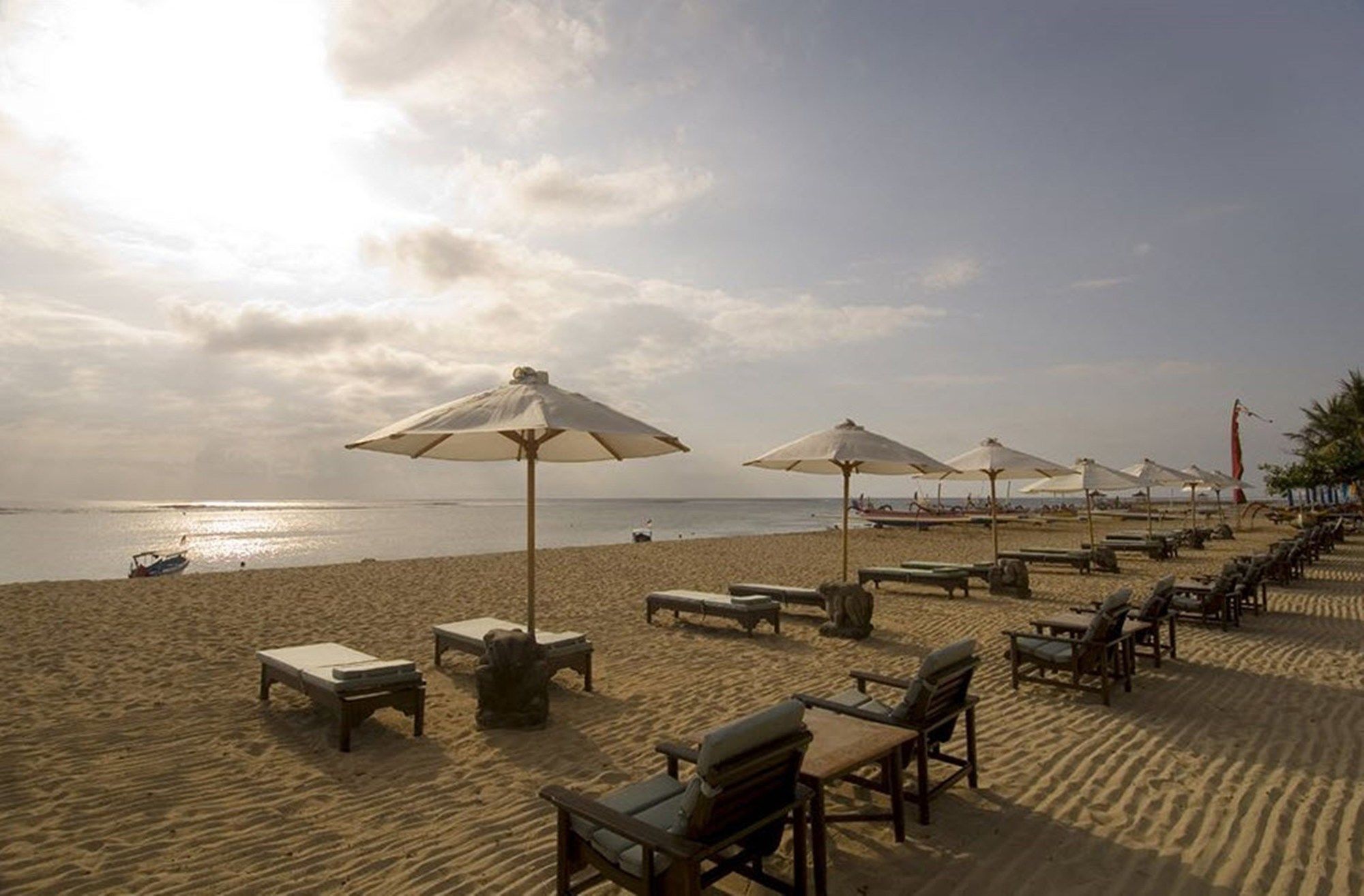 Фото Tandjung Sari Hotel