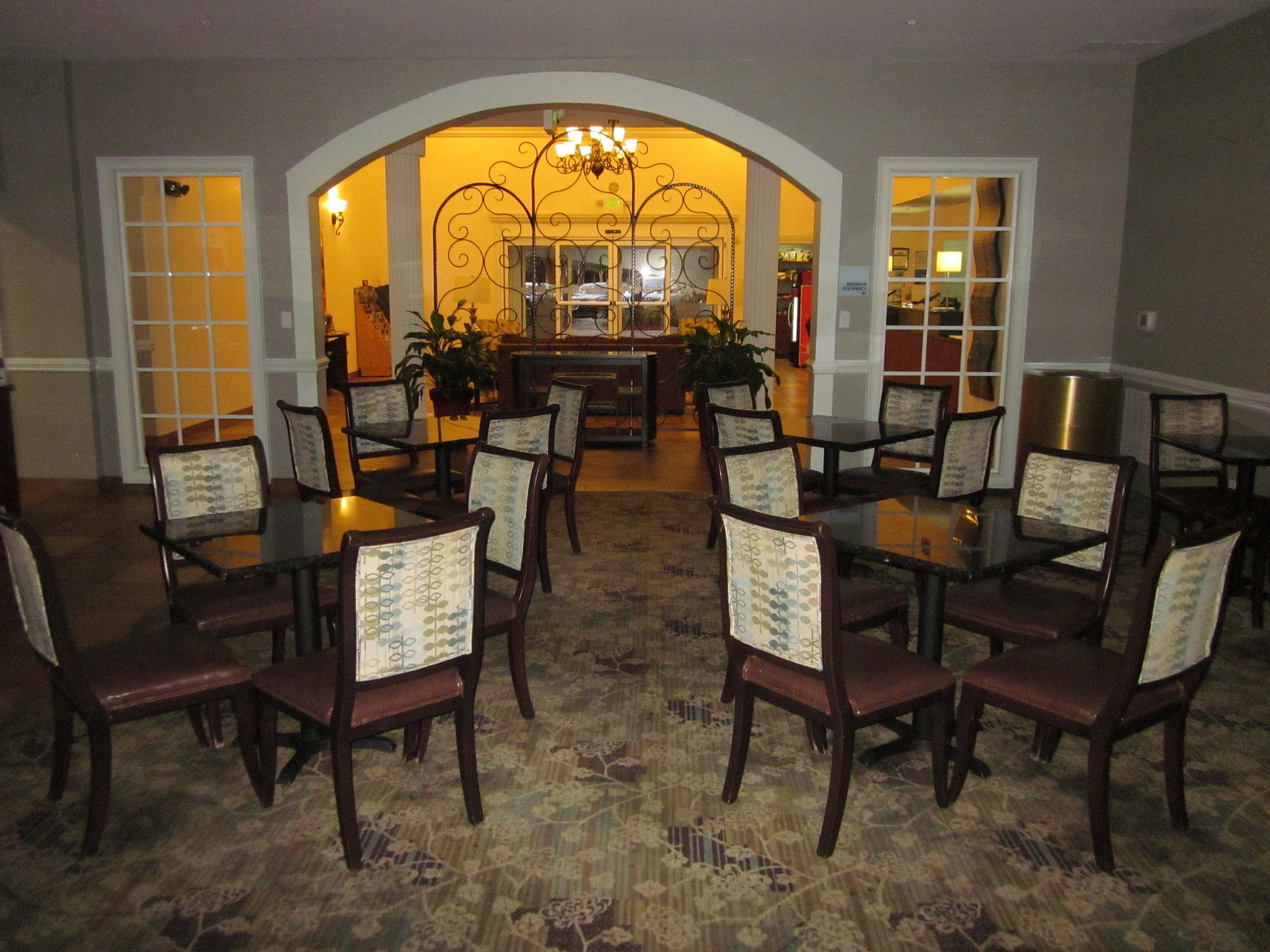 Фото Holiday Inn Express Tampa N I-75 - University Area, an Ihg Hotel