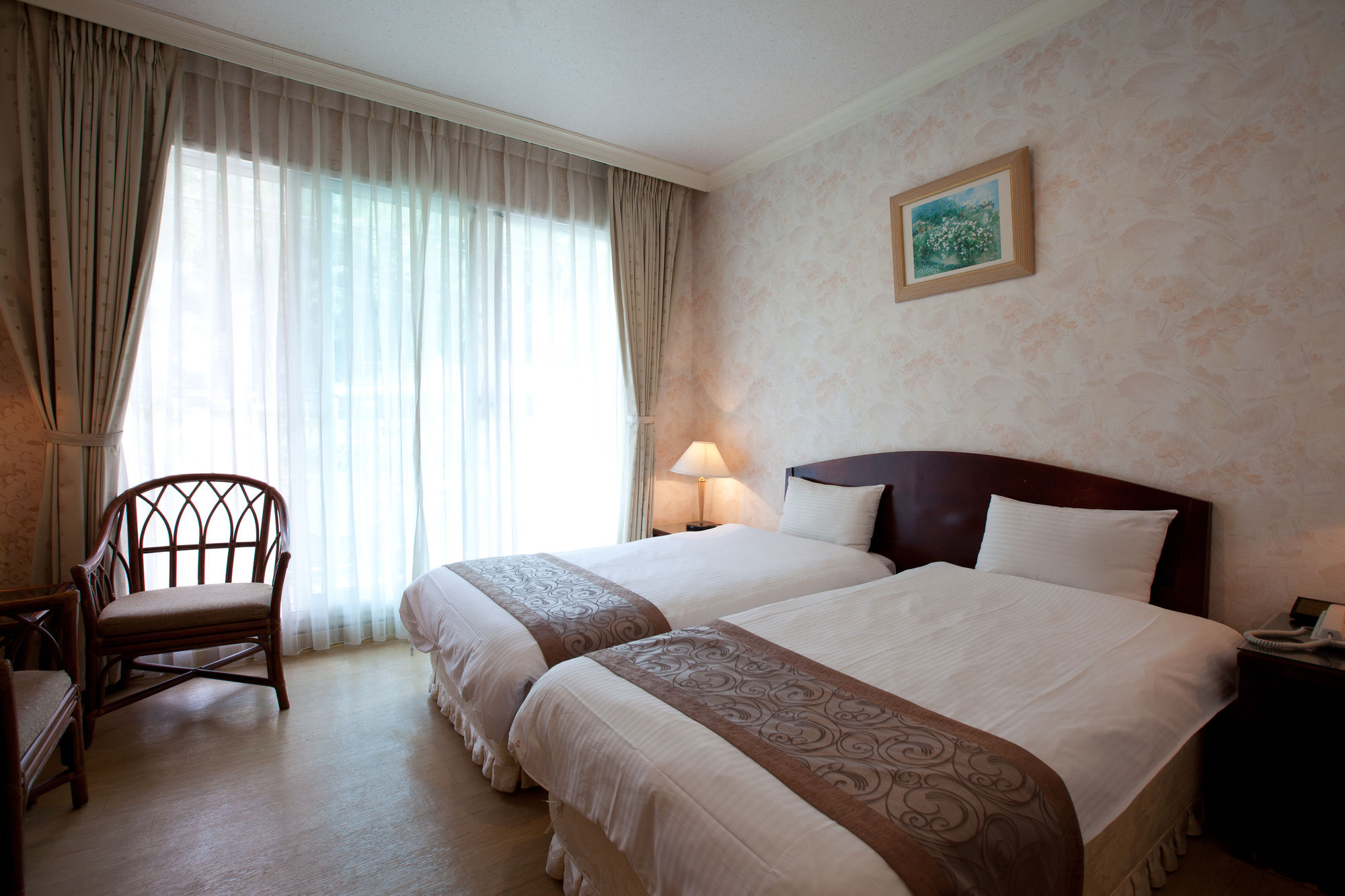 Фото Lakeside Resort Hotel