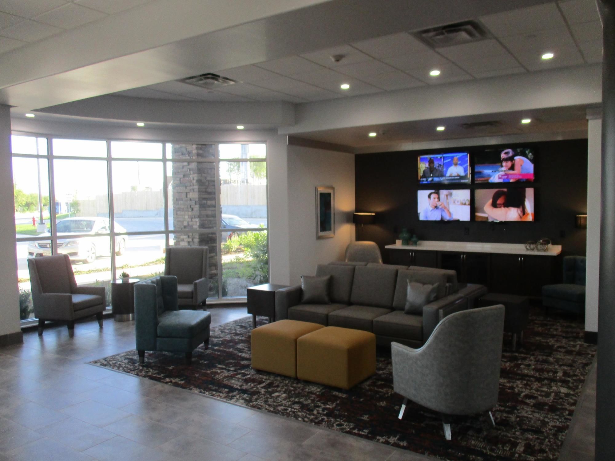 Фото Best Western Plus Roland Inn & Suites