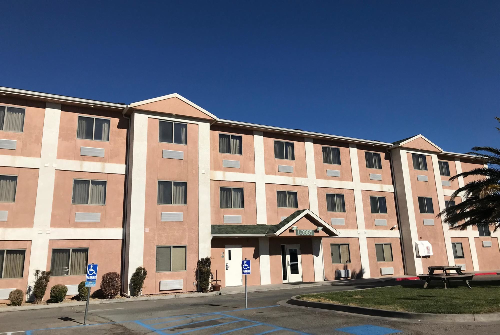 Фото Travelodge by Wyndham Yermo