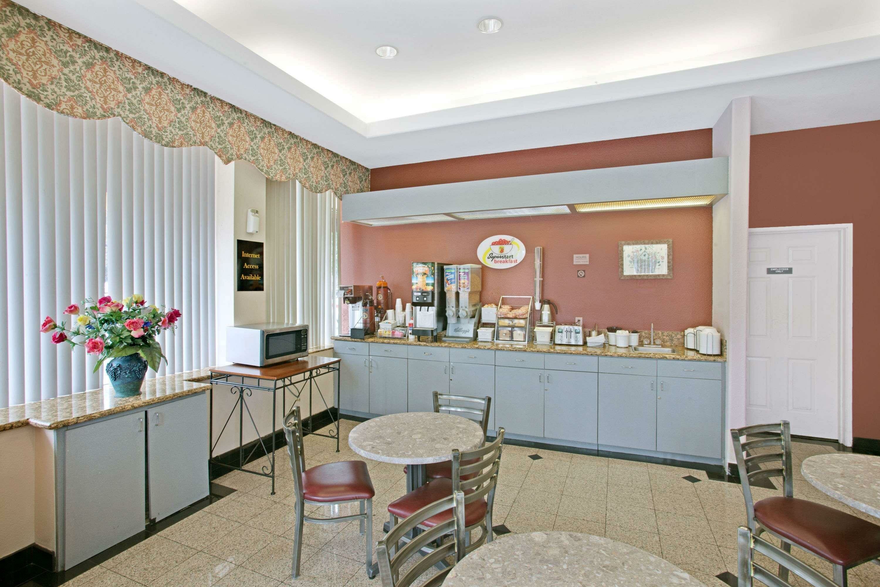 Фото Super 8 by Wyndham Hollywood LA Area