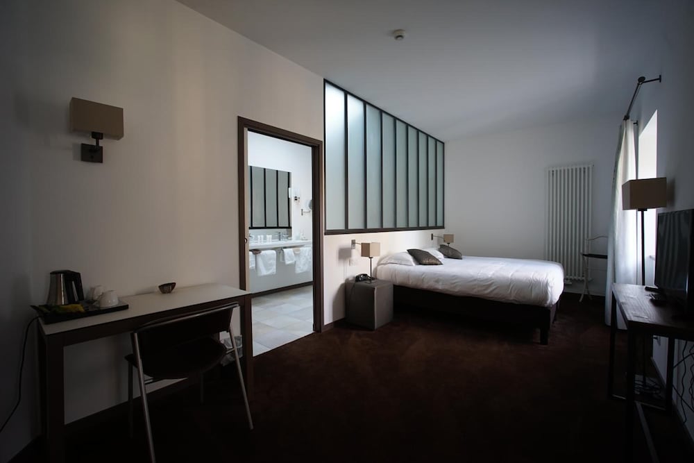 Фото Clos de Vallombreuse, The Originals Relais