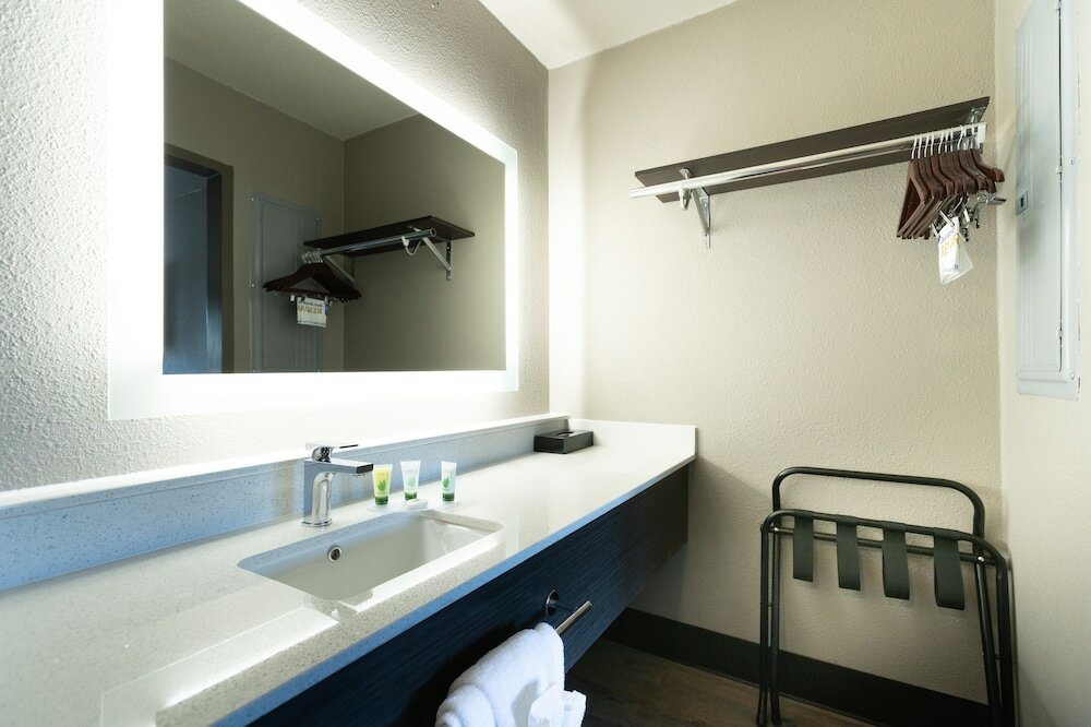 Фото SureStay Plus Hotel by Best Western Point Richmond