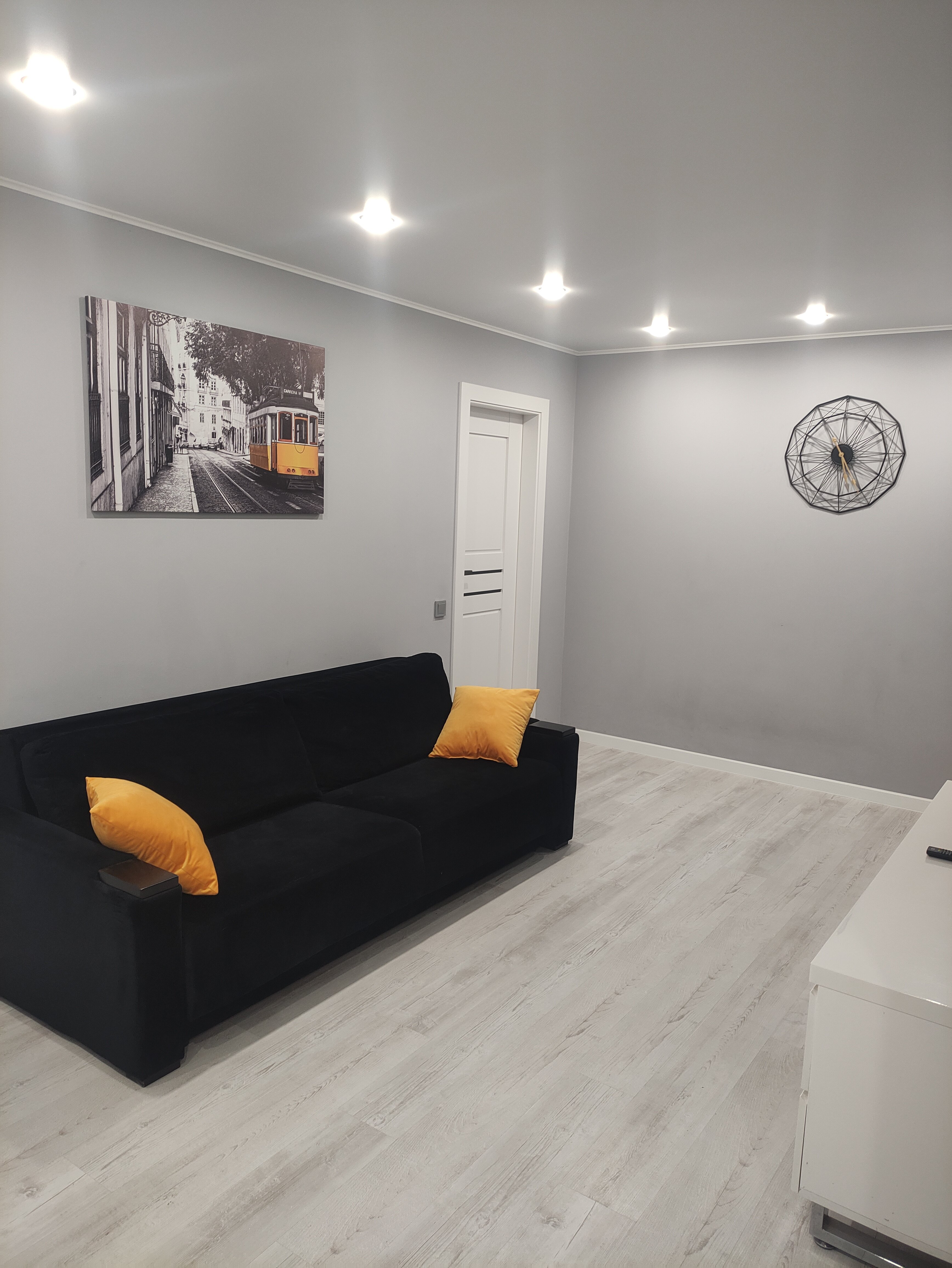 Фото Двухкомнатная квартира у площади