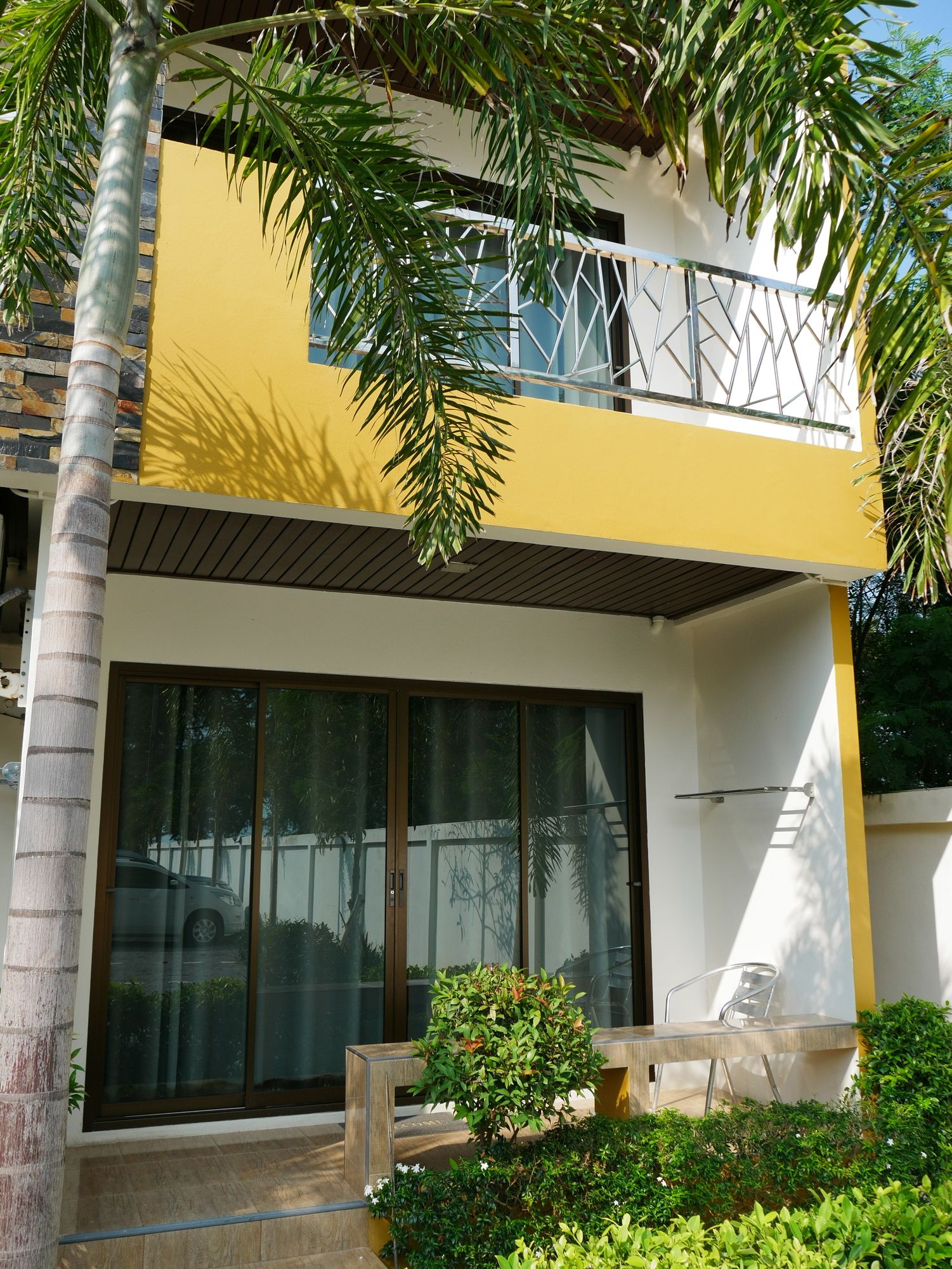 Фото Yellow House Rayong